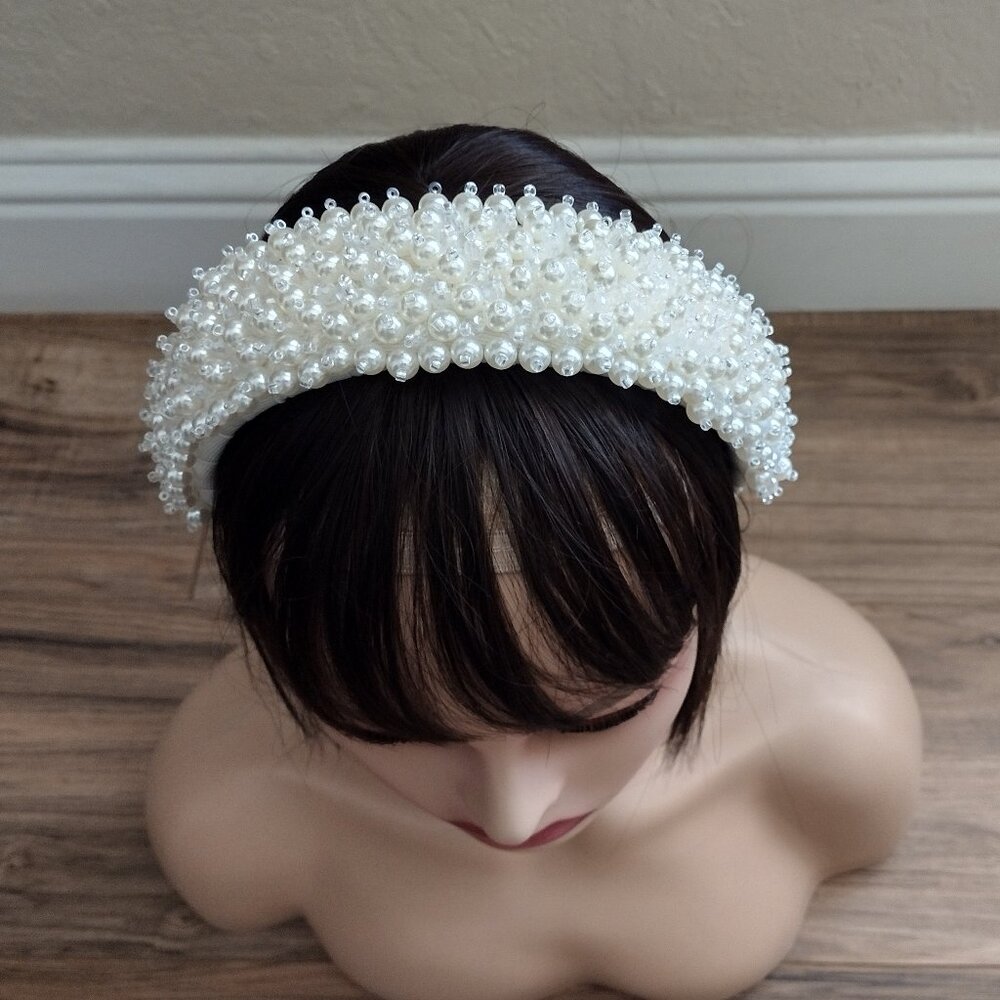 Artisan Glow: Headband with Acrylic Pearls and Crystals" beige. - Picture 5 of 14